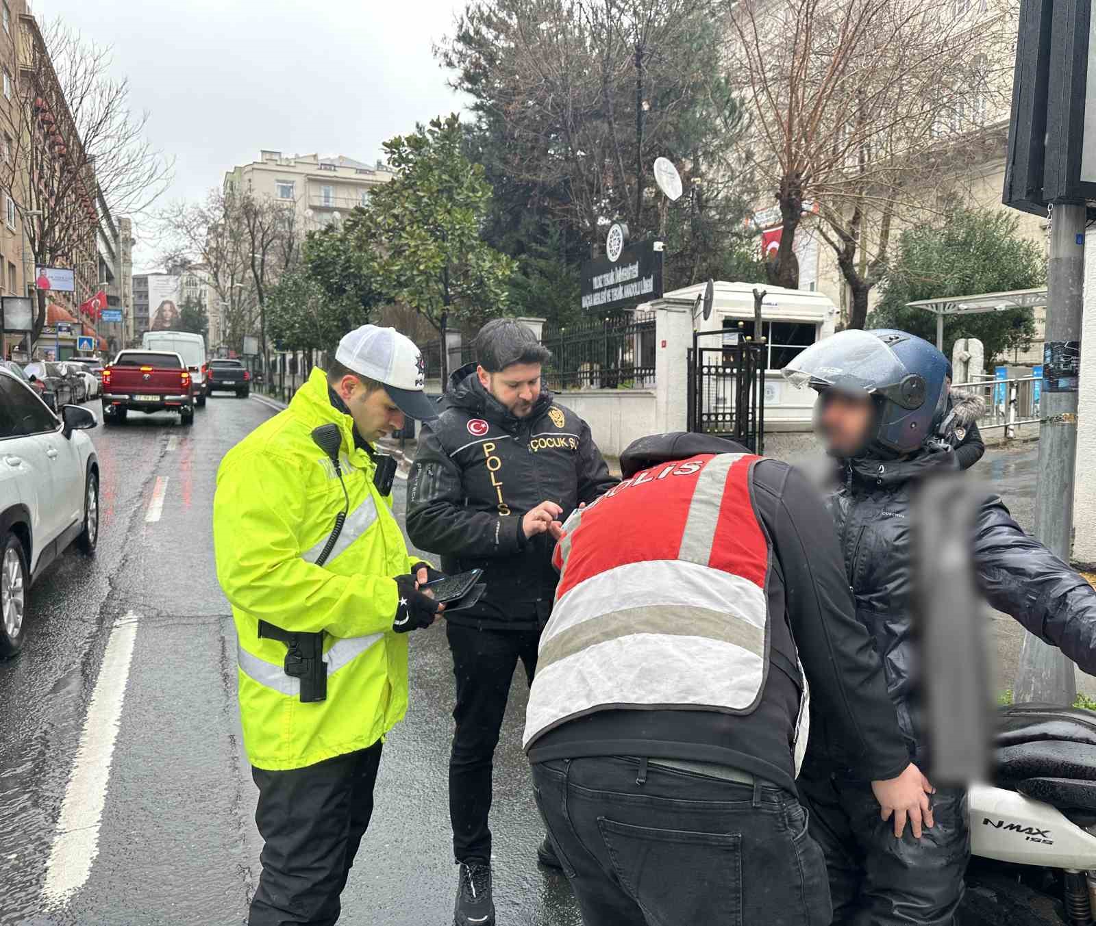 sislide polis ekiplerinden okul cevrelerinde siki denetim 5 DCpkZf3I