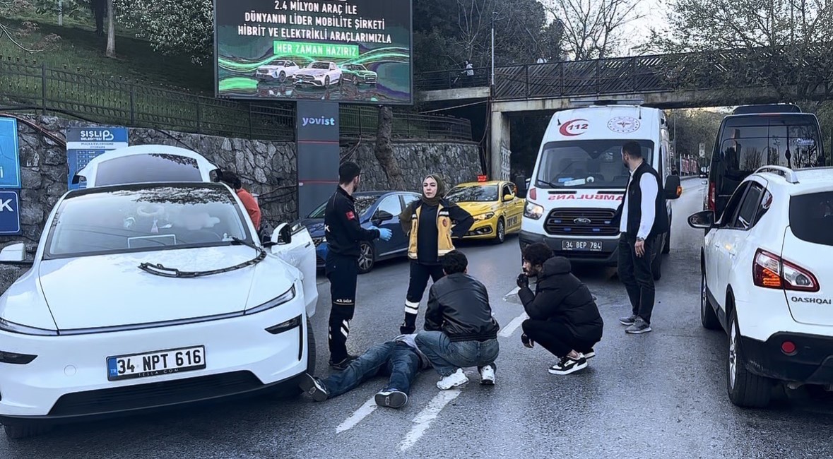 sislide tesla marka otomobil ile motosiklet carpisti 1 yarali 2 94v35qfR