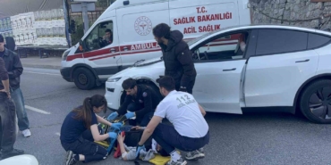sislide-tesla-marka-otomobil-ile-motosiklet-carpisti-1-yarali-F3T1wqCH.jpg