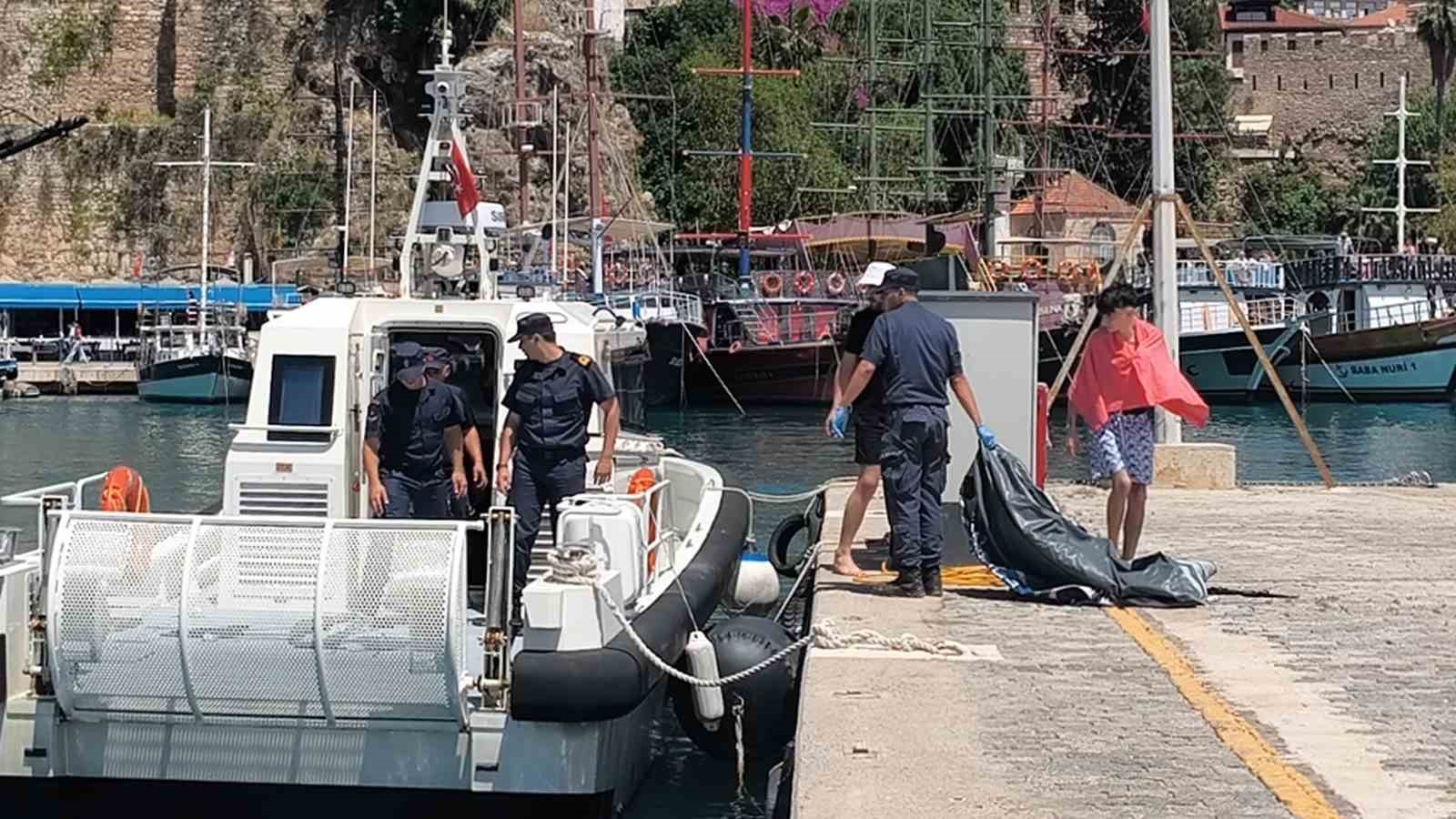 sisme botlari patlayan ve ruzgarla suruklenen 2 genci sahil guvenlik ekipleri kurtardi 1 V8ZGgq5J