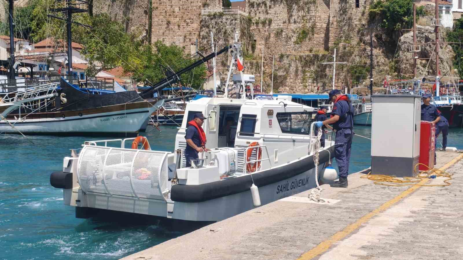 sisme botlari patlayan ve ruzgarla suruklenen 2 genci sahil guvenlik ekipleri kurtardi 3 Q5hFYnlF