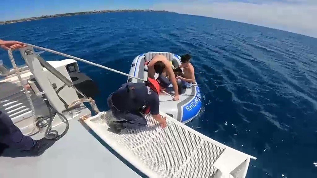 sisme botlari patlayan ve ruzgarla suruklenen 2 genci sahil guvenlik ekipleri kurtardi 5 Ih8kwAsu