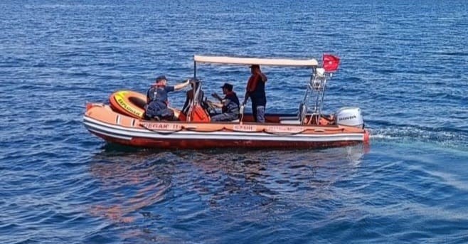 Şişme botuyla deniz açılan genç panikleyince sürüklenmeye başladı 4 sisme botuyla deniz acilan genc panikleyince suruklenmeye basladi 0 X3kF5E9y