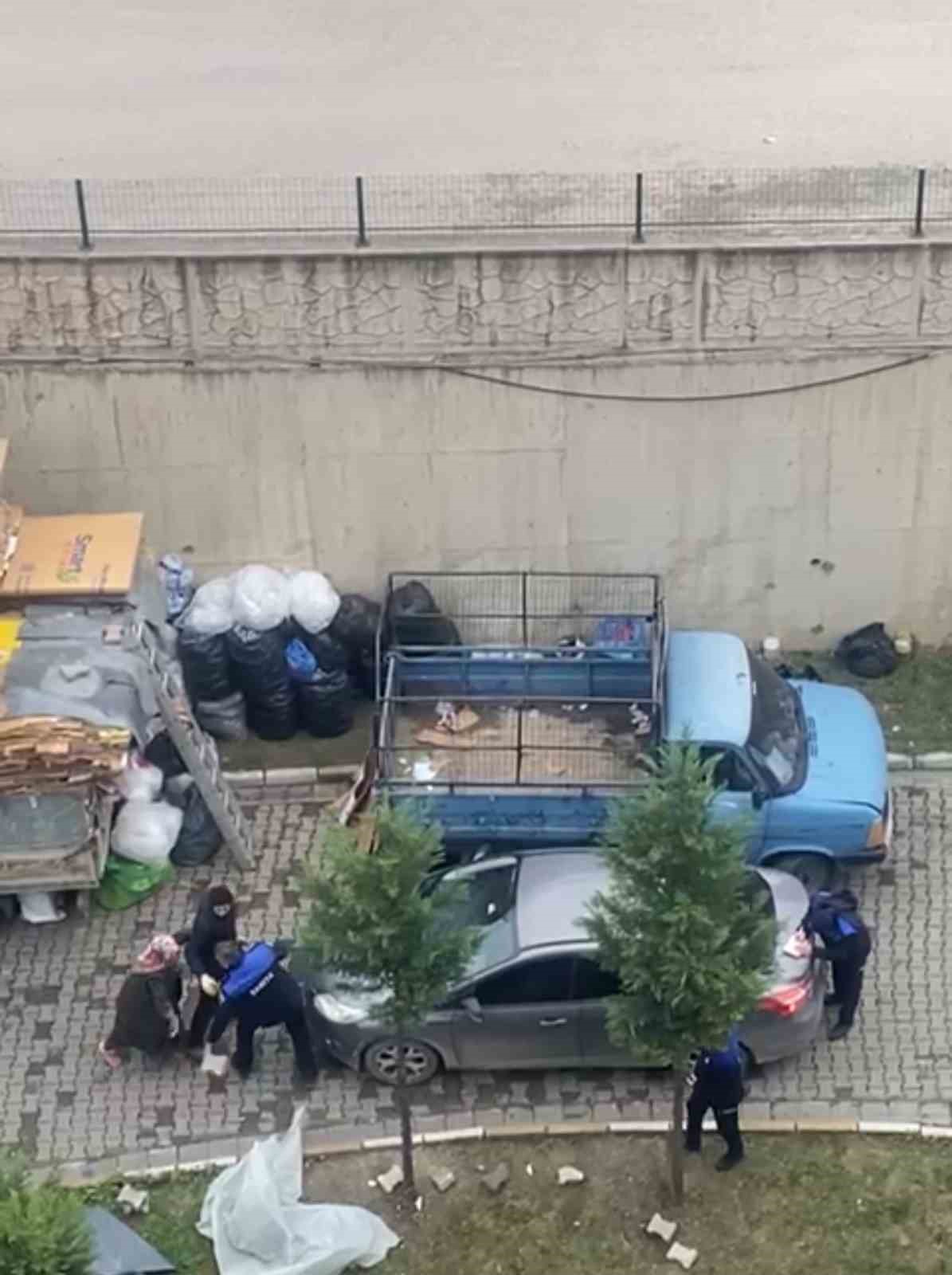 site icinde karton istifleyen anne ve oglu zabitalara saldirdi 1 7vSHQB5E