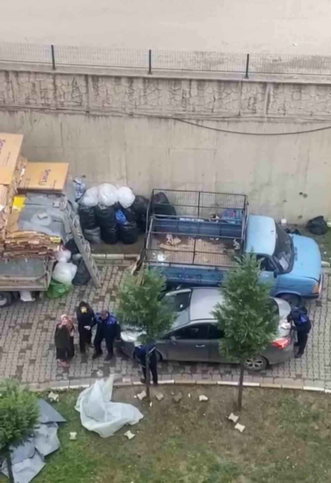 site icinde karton istifleyen anne ve oglu zabitalara saldirdi 2 8MuL2Tpr