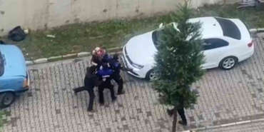 site-icinde-karton-istifleyen-anne-ve-oglu-zabitalara-saldirdi-kTV8jszm.jpg