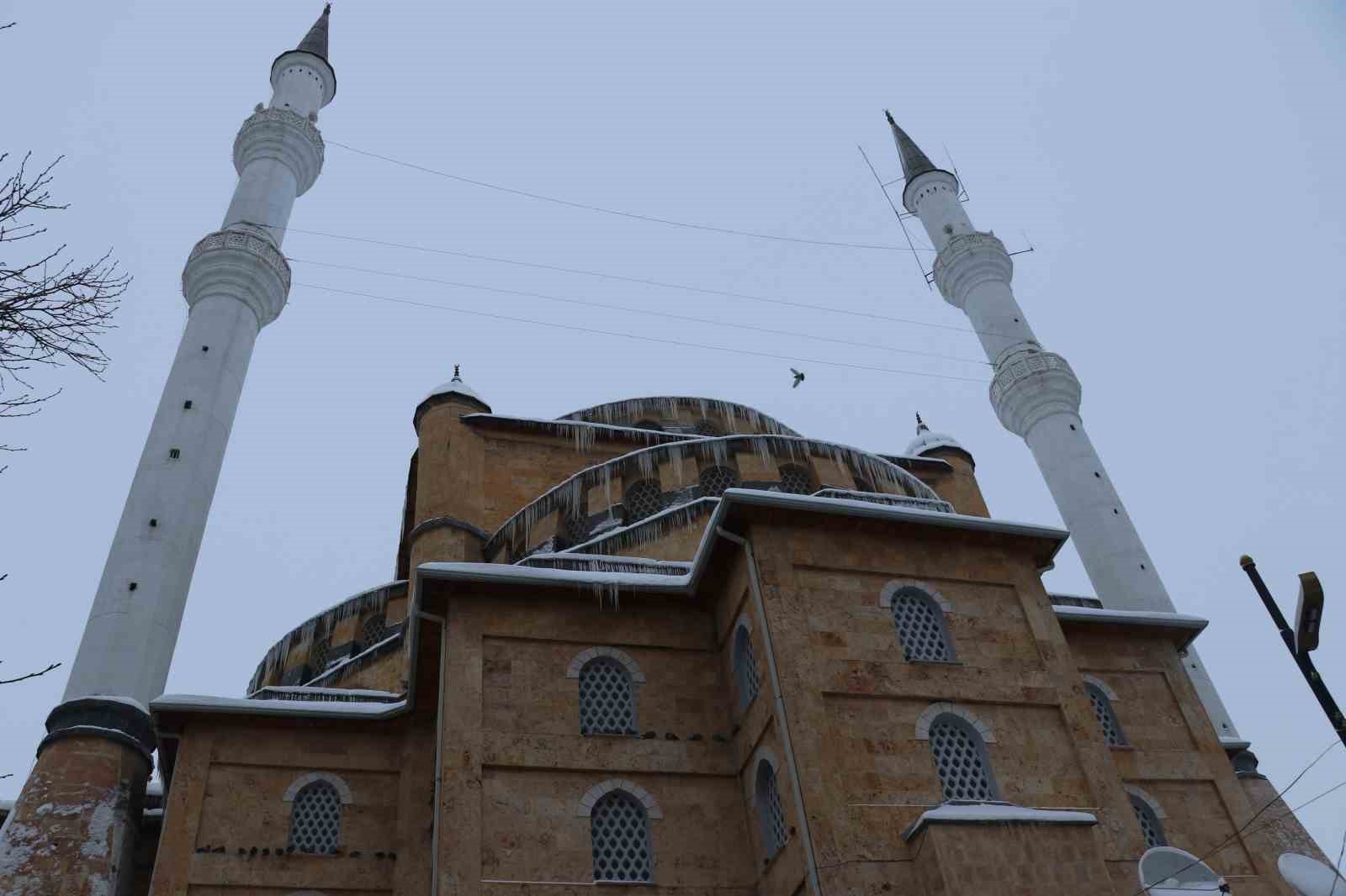 sivas buz kesti 3 metrelik buz sarkitlari olustu 7 RUOmZjPn