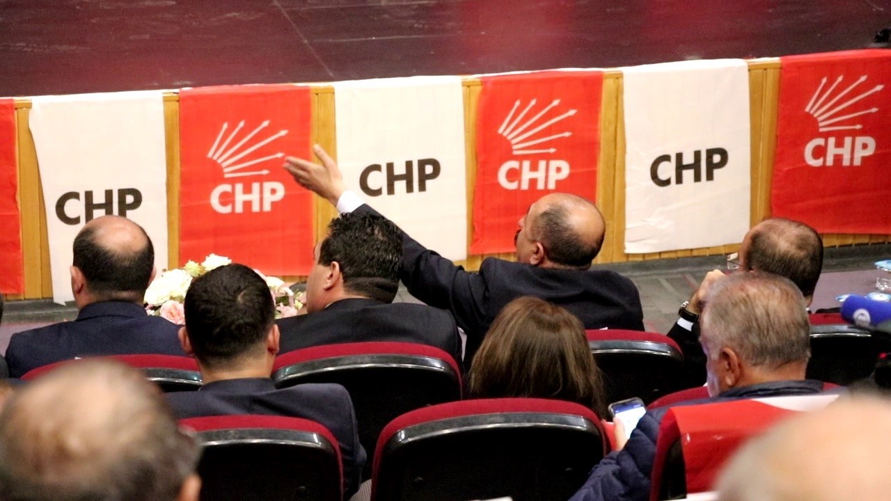 sivas chp il kongresinde etek krizi 2 IqlzGfiN