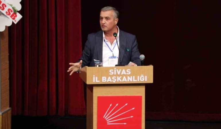 sivas-chp-il-kongresinde-etek-krizi-IfBesAN4.jpg