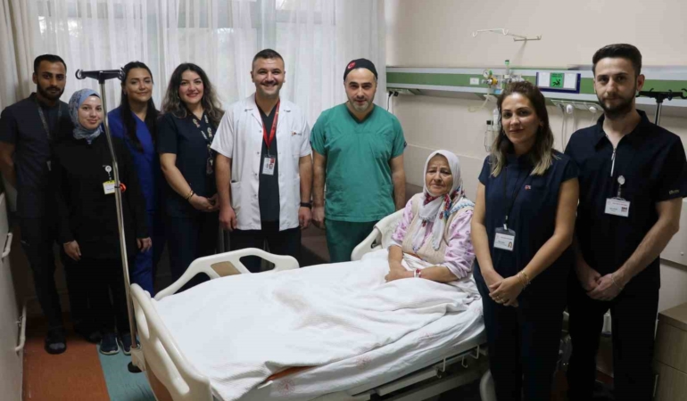 sivas-devlet-hastanesi-doktorlarindan-buyuk-basari-rq1qPT1X.jpg