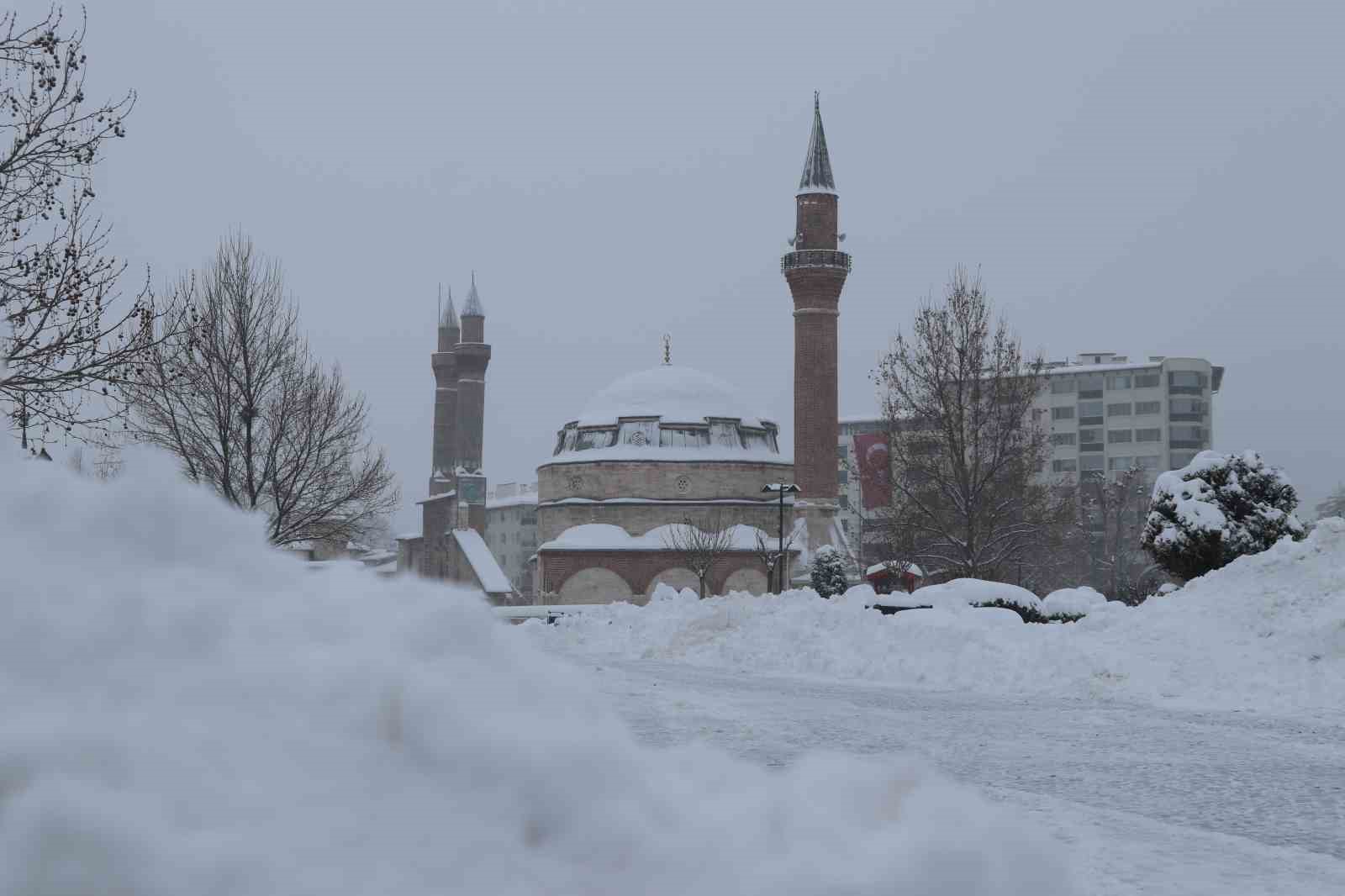 sivas eski gunlerine dondu tarihi kent meydani karla kaplandi 2 Li9fY66p