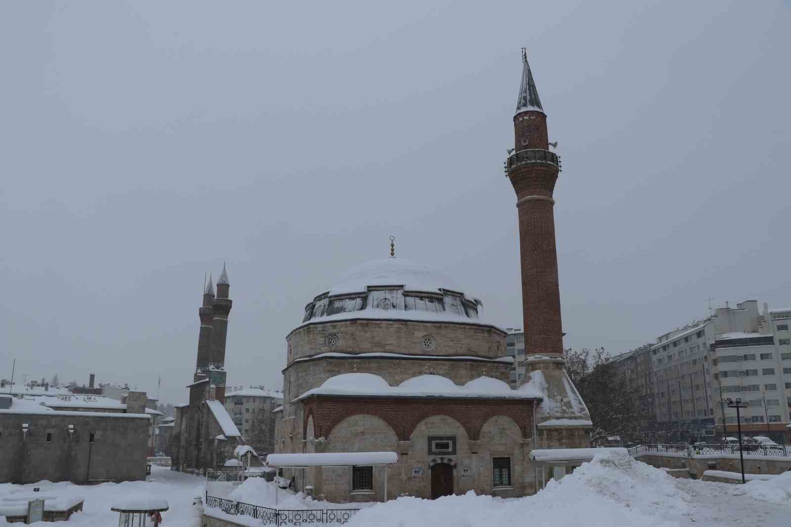 sivas eski gunlerine dondu tarihi kent meydani karla kaplandi 6 kqqMeVUU