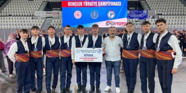 sivas-halk-oyunlari-ekibi-turkiye-sampiyonu-oldu-VEDHAlHq.jpg
