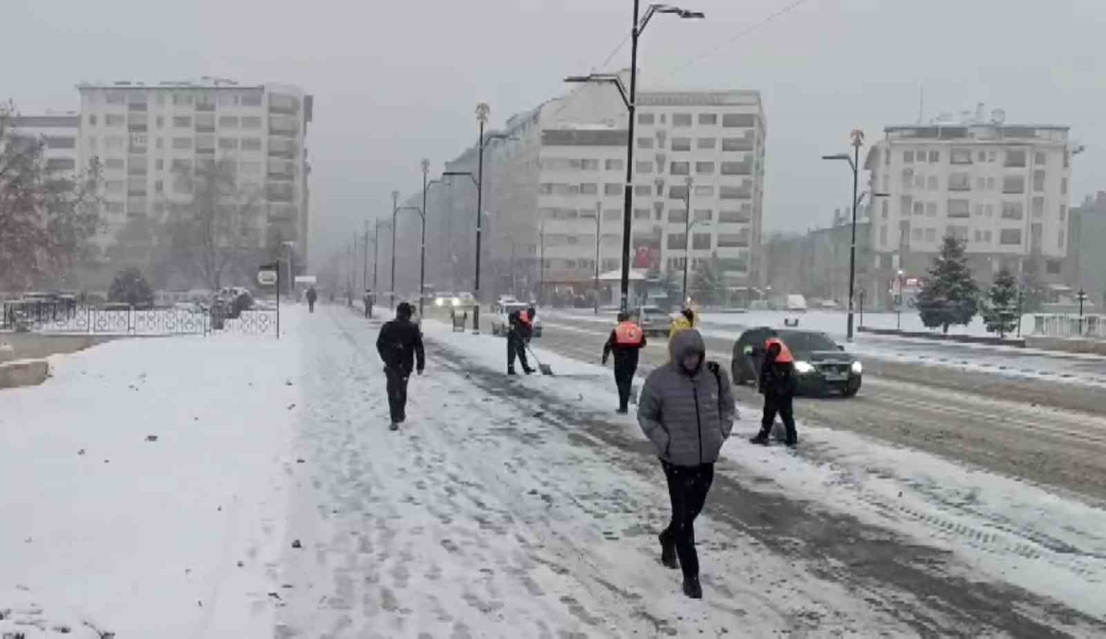 sivas icin sari kod uyarisi yapilmisti beklenen kar yagisi basladi 0 bfgguslr