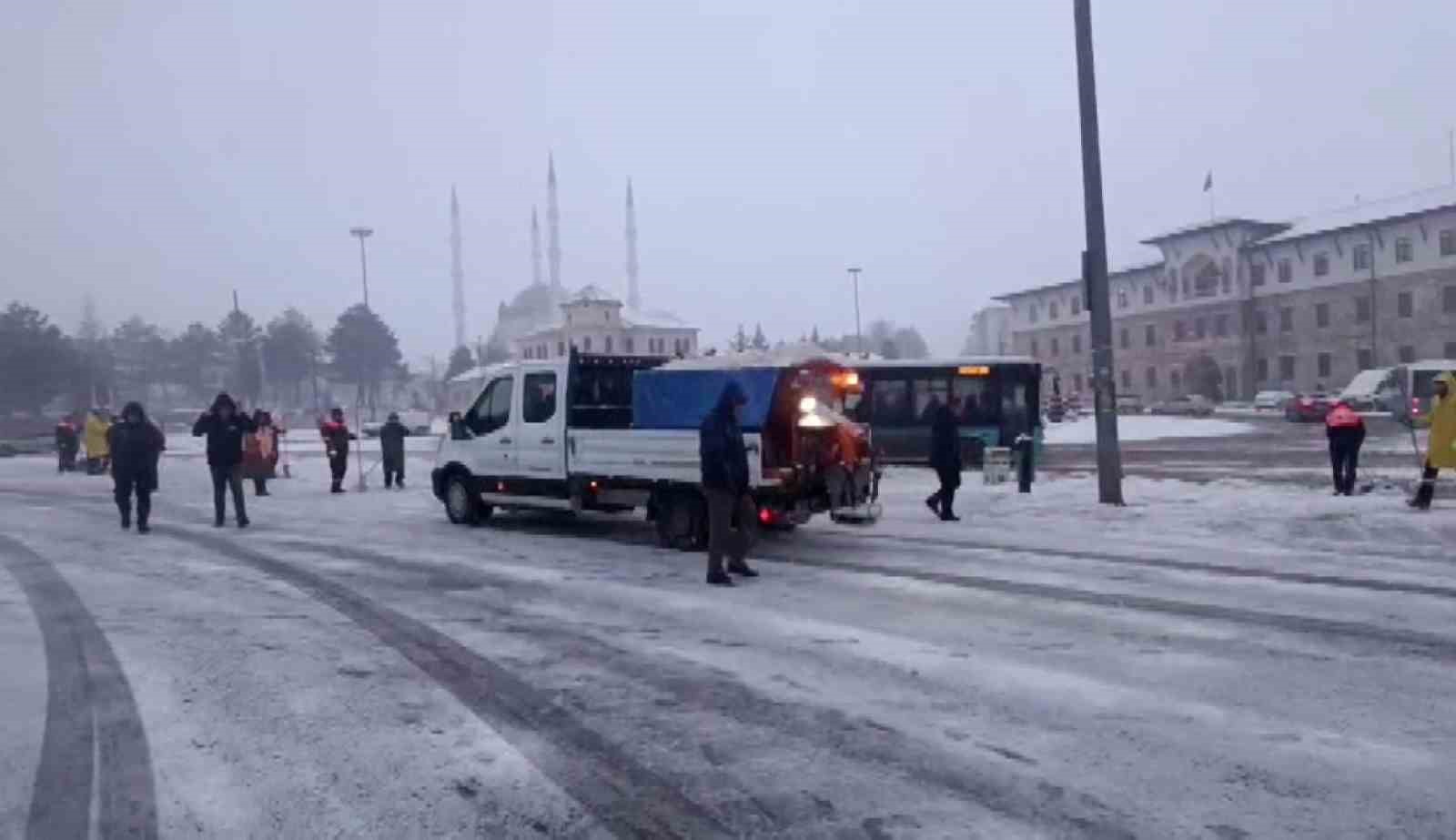 sivas icin sari kod uyarisi yapilmisti beklenen kar yagisi basladi 3 YLbuBKHH