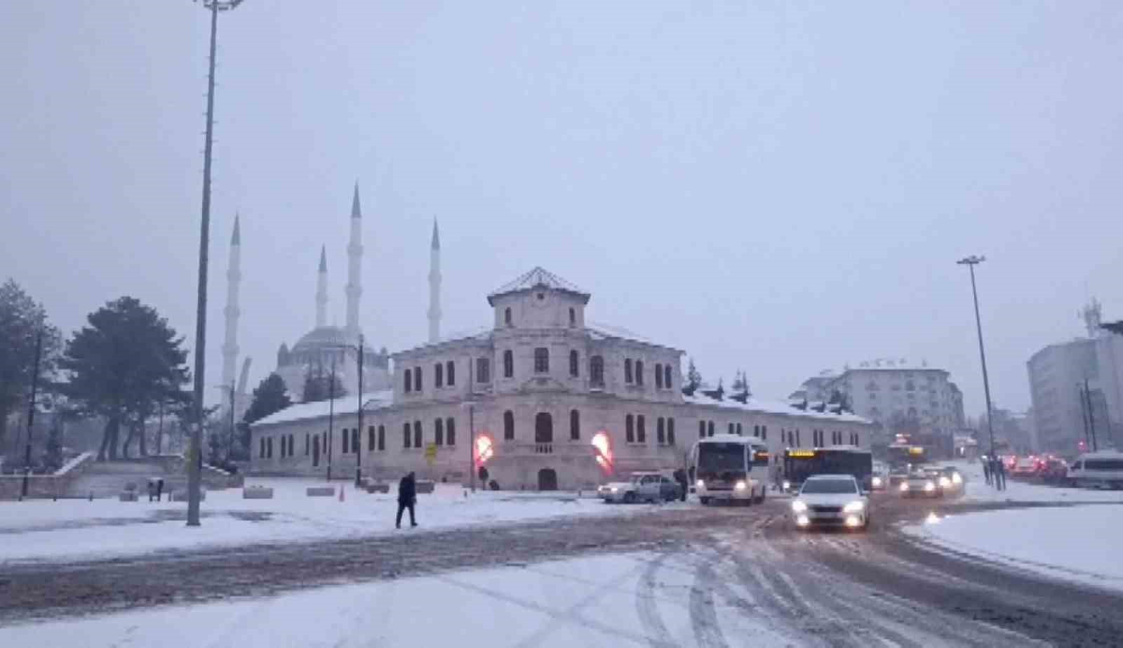 sivas icin sari kod uyarisi yapilmisti beklenen kar yagisi basladi 5 7GMSuFbp