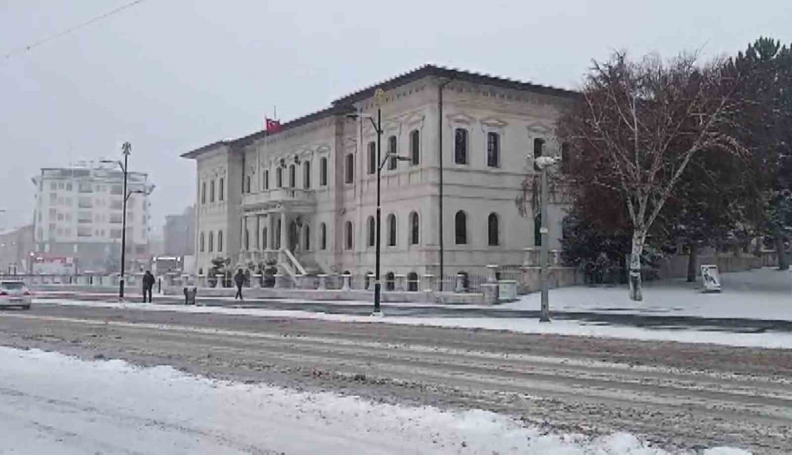 sivas icin sari kod uyarisi yapilmisti beklenen kar yagisi basladi 6 9cK3qAUA