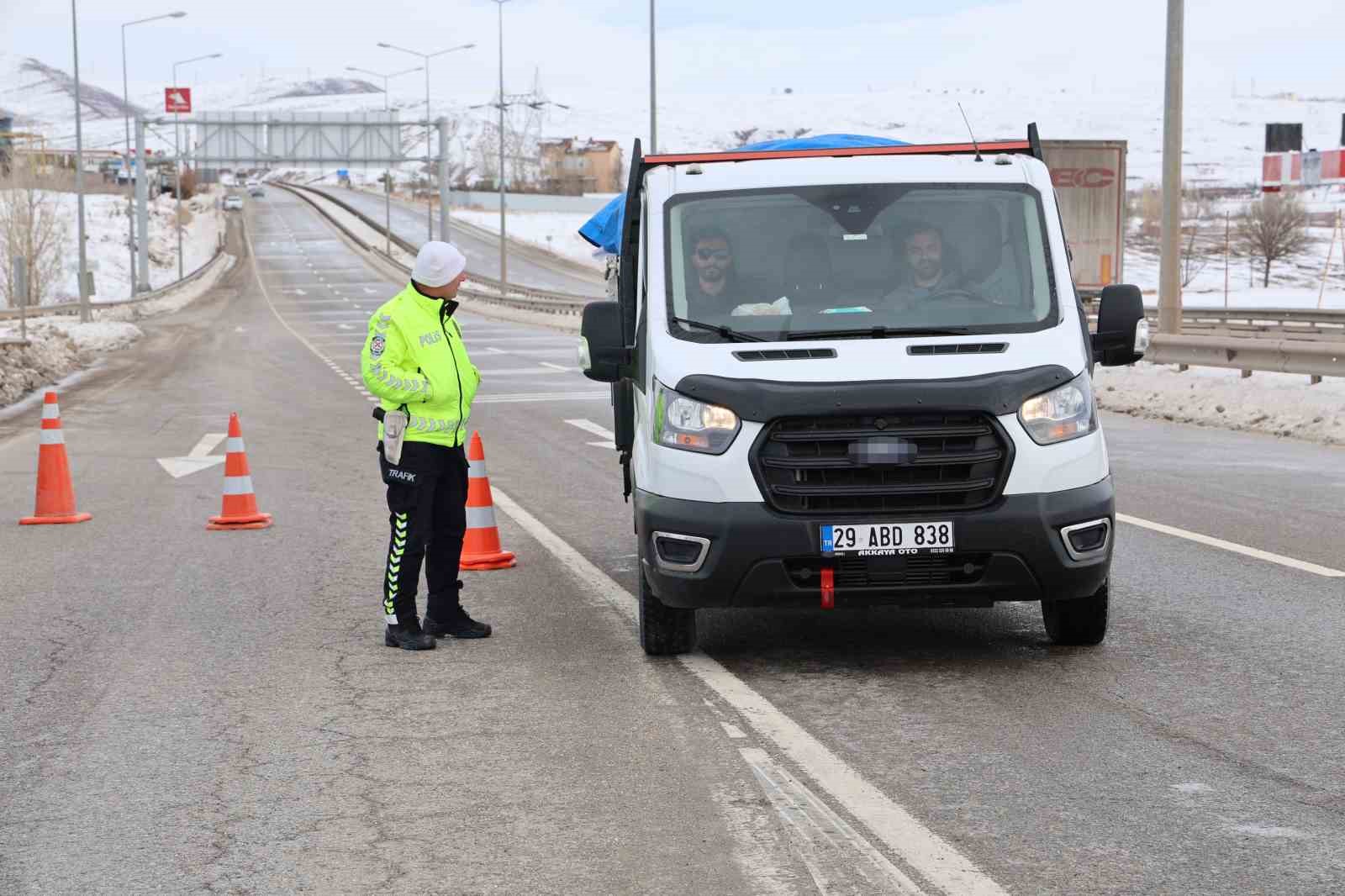 sivas kayseri kara yolu arac ulasimina kapatildi 0 E7zTysWC