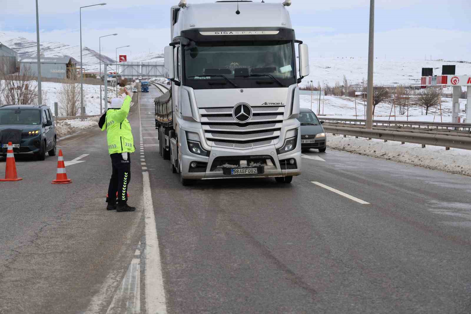 sivas kayseri kara yolu arac ulasimina kapatildi 1 zJzTaErA
