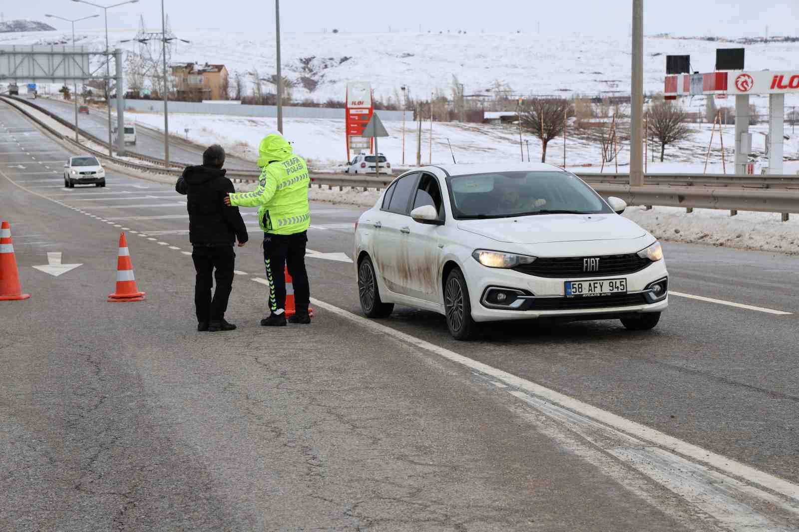 sivas kayseri kara yolu arac ulasimina kapatildi 2 IlNee8V1