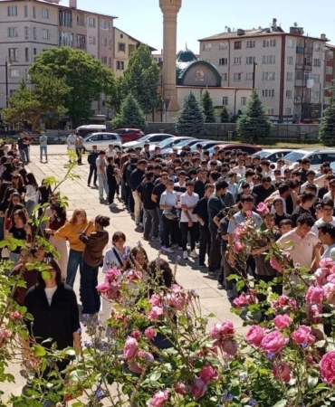sivas-lisesinin-yarim-asirlik-mezunlari-yeni-mezunlarla-kaynasti-ZiVZnydG.jpg