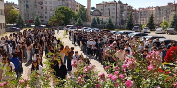 Sivas lisesinin yarım asırlık mezunları yeni mezunlarla kaynaştı