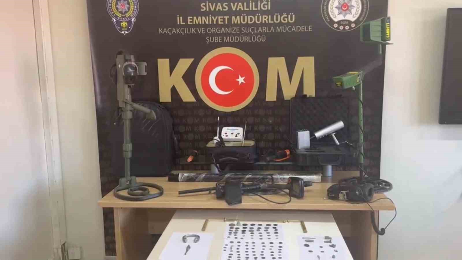 Sivas merkezli 4 ilde tarihi eser kaçakçılığı operasyonu, 18 şüpheli gözaltına alındı 5 sivas merkezli 4 ilde tarihi eser kacakciligi operasyonu 18 supheli gozaltina alindi 1 rXCApiey