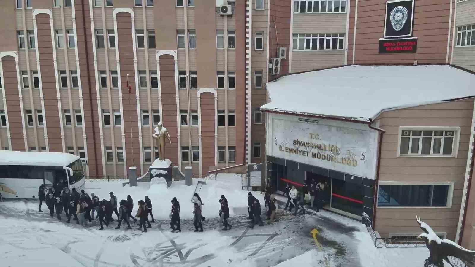 Sivas merkezli siber dolandırıcılık operasyonu, 18 şüpheliden 11’i tutuklandı 6 sivas merkezli siber dolandiricilik operasyonu 18 supheliden 11i tutuklandi 2