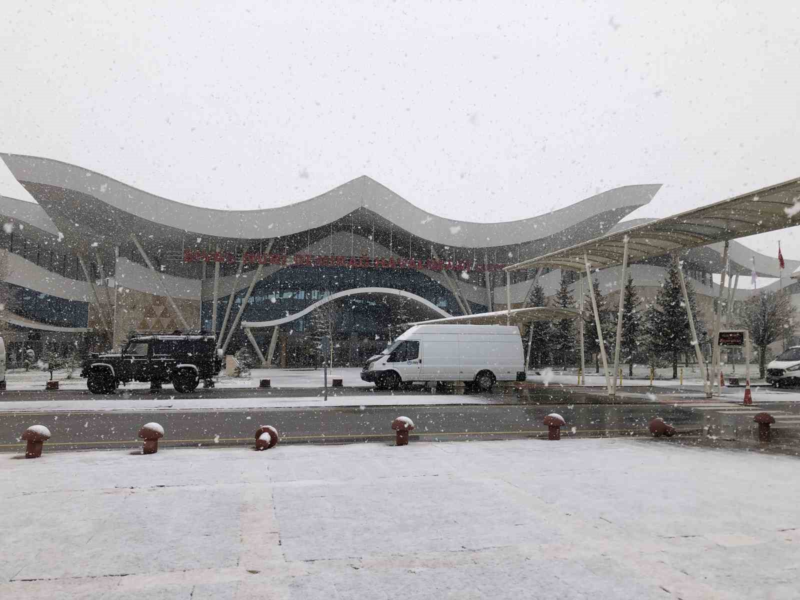 sivas ozune dondu kent merkezinde kar yagisi basladi 0 S681yprl