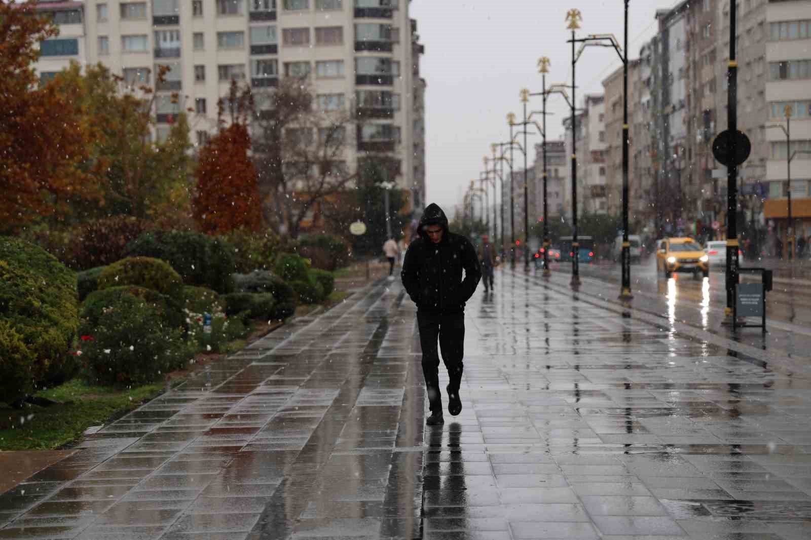 sivas ozune dondu kent merkezinde kar yagisi basladi 2 V4ZBXveJ