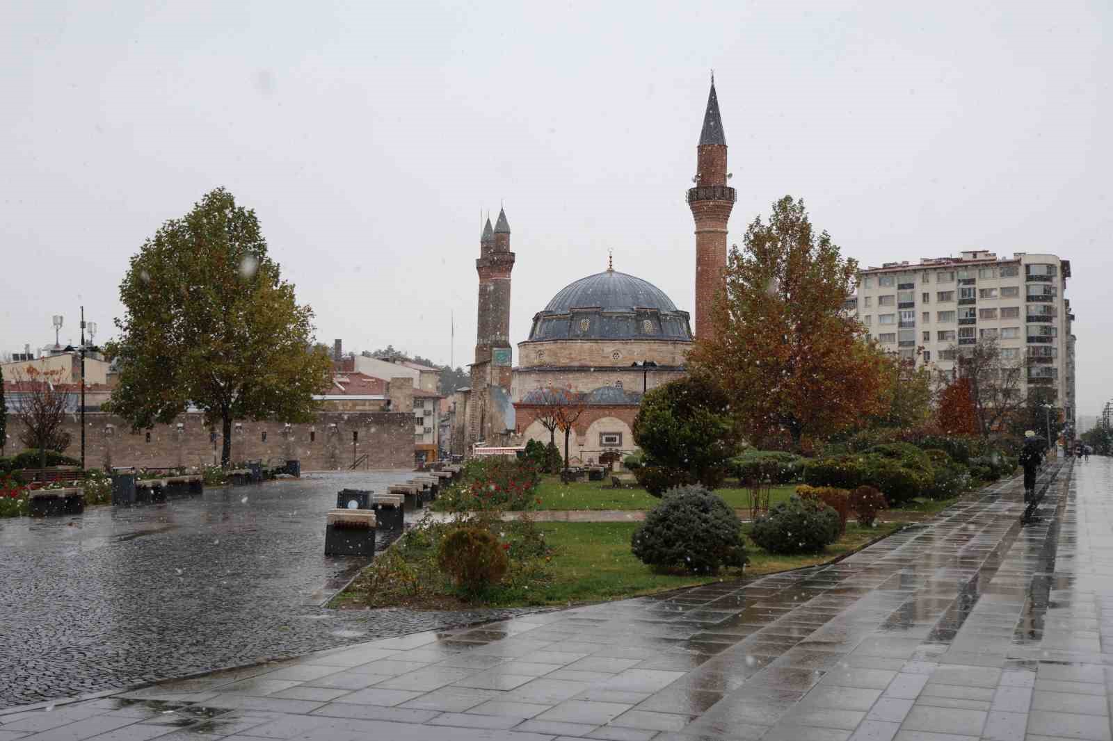 sivas ozune dondu kent merkezinde kar yagisi basladi 5 egRPiDQI