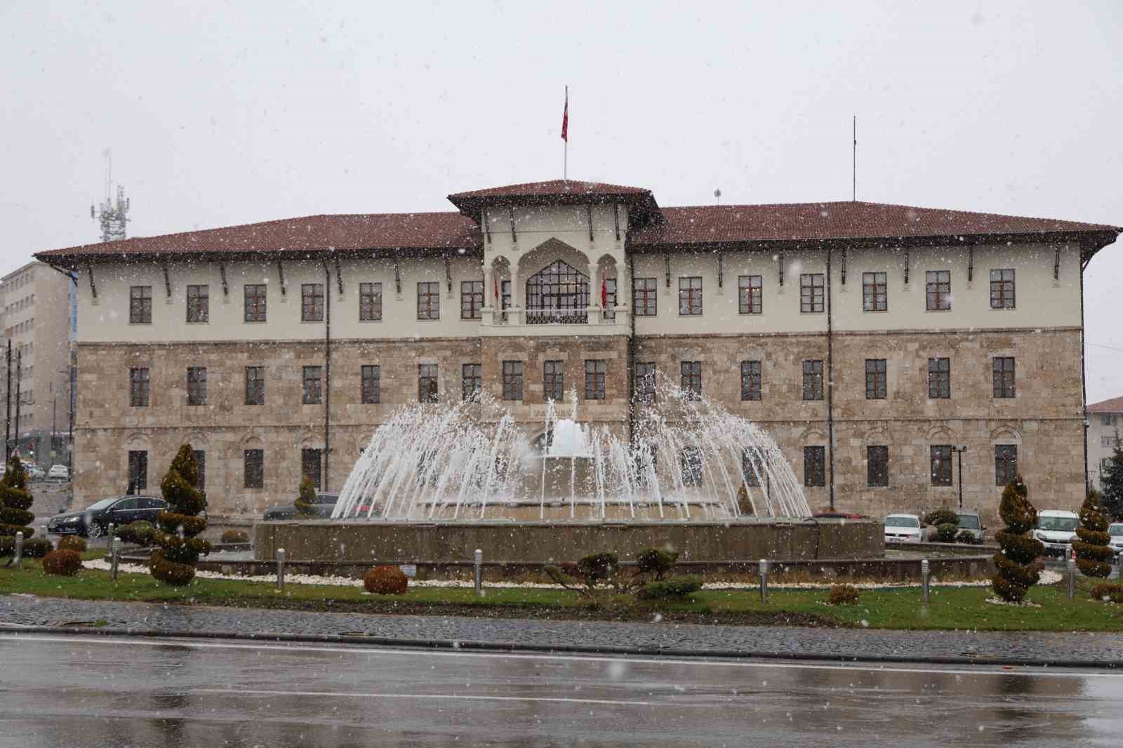 sivas ozune dondu kent merkezinde kar yagisi basladi 7 2n7HV8ej