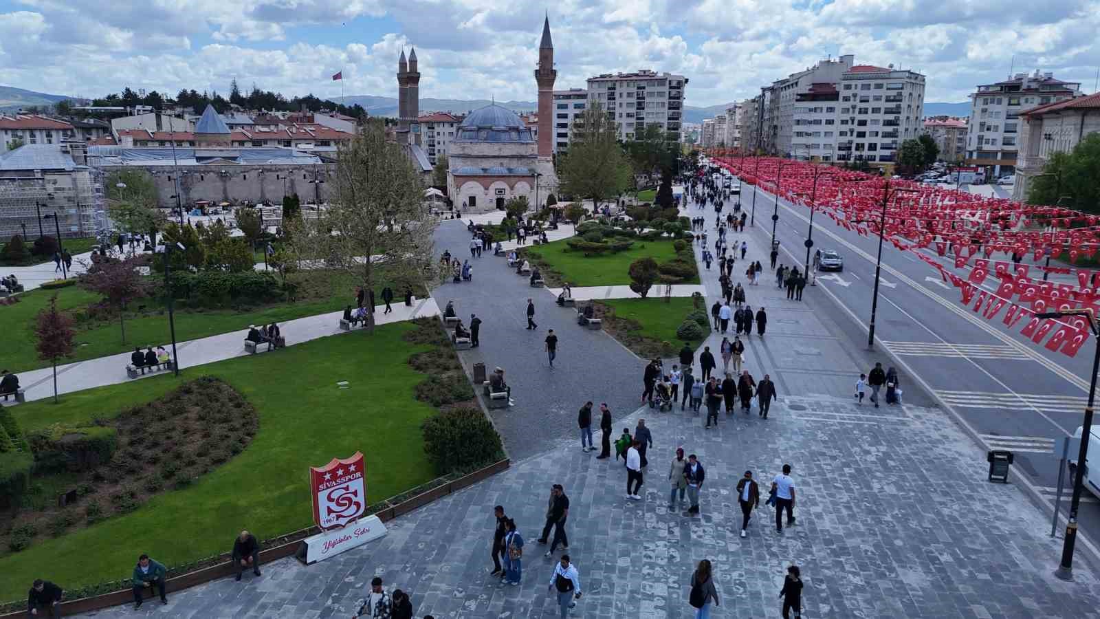 sivas sokaklari taksim meydanini aratmadi gurbette yasayan sivaslilar memleketine akin etti 1 qi73ffSQ