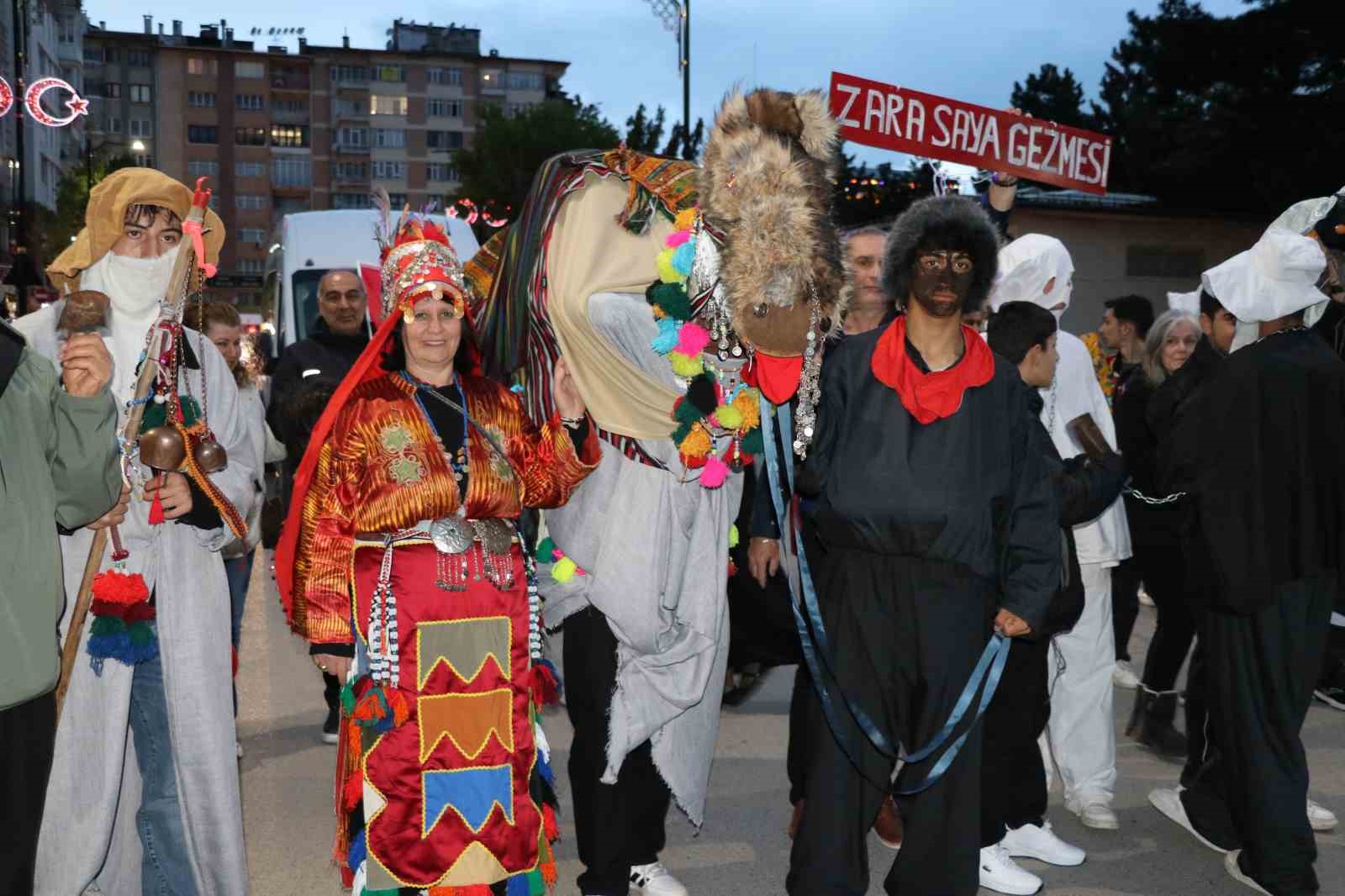 sivas uluslararasi film festivali kortej yuruyusuyle basladi 7 iHZ1nyKg