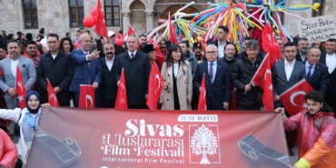 sivas-uluslararasi-film-festivali-kortej-yuruyusuyle-basladi-QguhlGBK.jpg