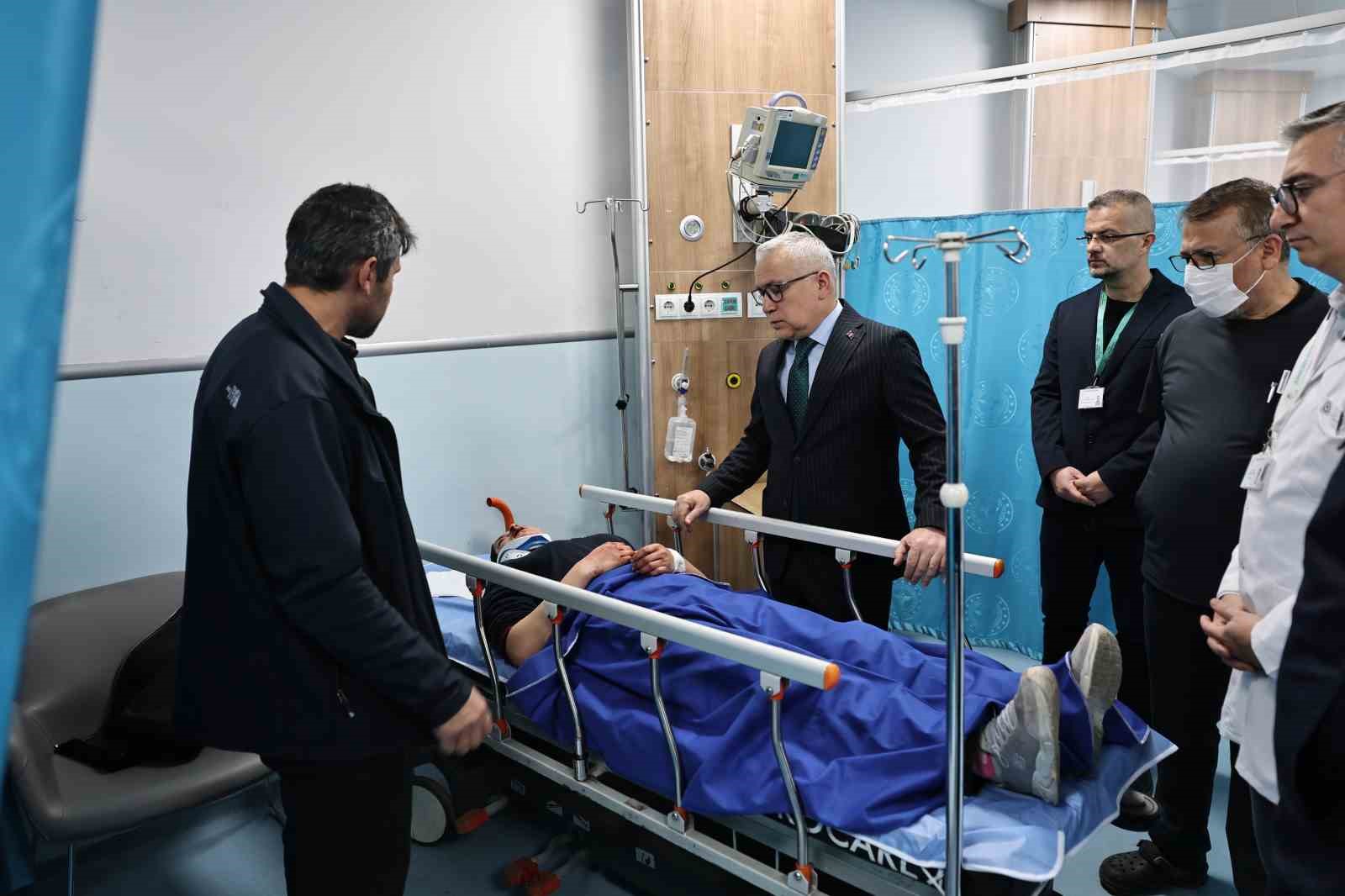 sivas valisi servis kazasinda yaralanan ogrencileri ziyaret etti 1 JZHPTjGG