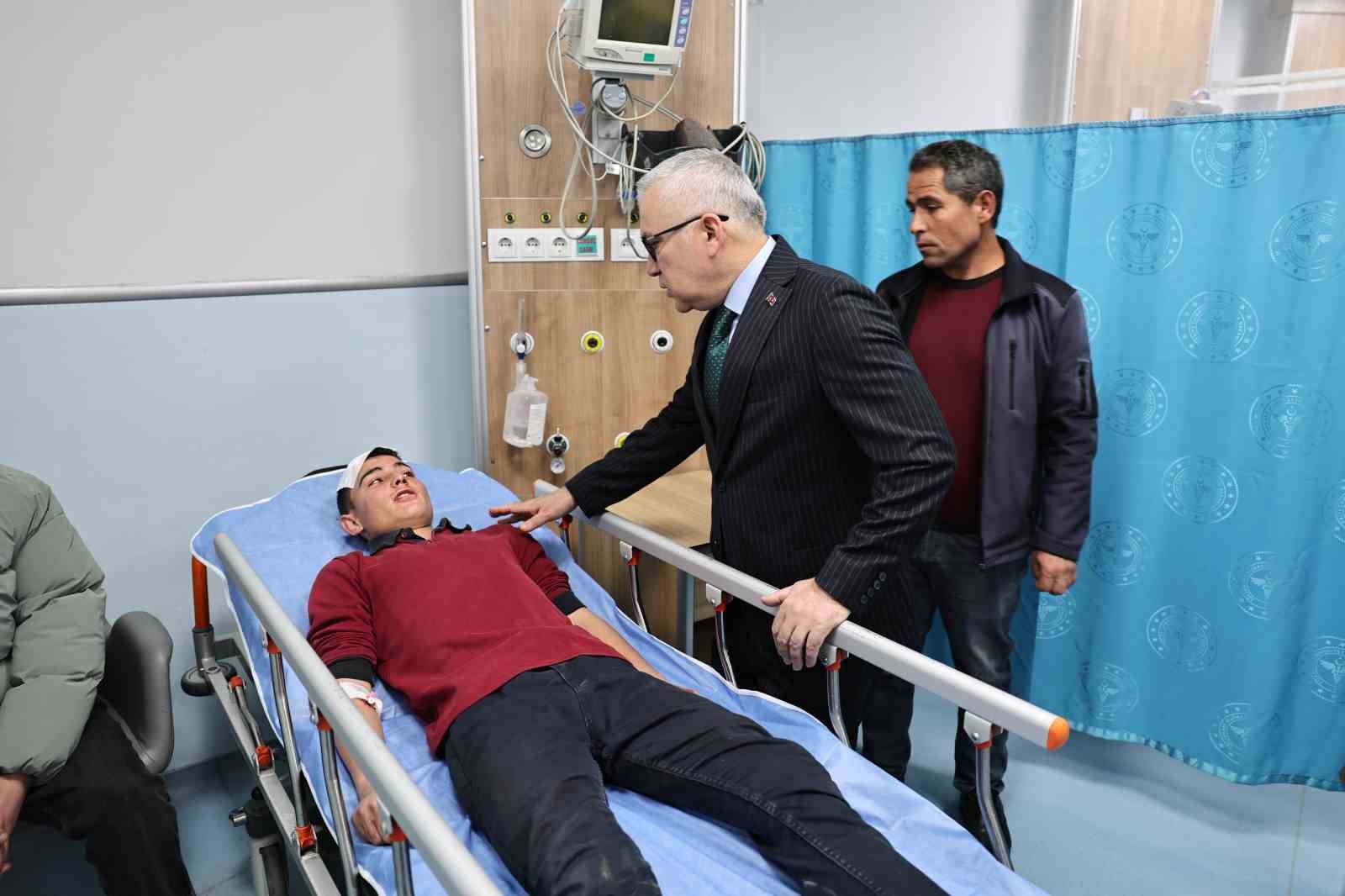sivas valisi servis kazasinda yaralanan ogrencileri ziyaret etti 2 tbbVUZkT