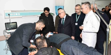 sivas-valisi-servis-kazasinda-yaralanan-ogrencileri-ziyaret-etti-kunAXLOR.jpg