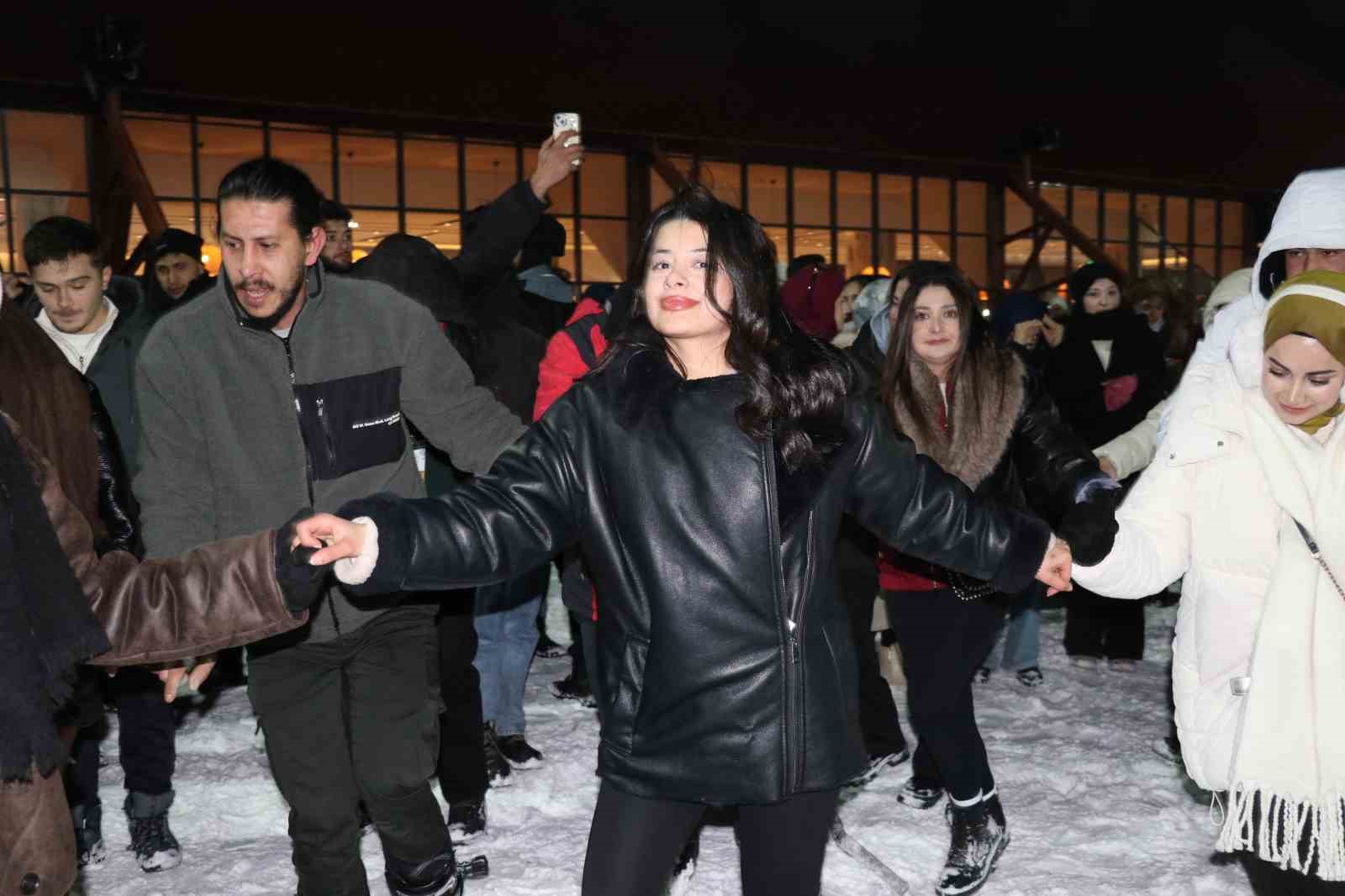Sivas Yıldız Dağı’nda kayak sezonu halaylarla başladı 7 sivas yildiz daginda kayak sezonu halaylarla basladi 3 BvffeEvg