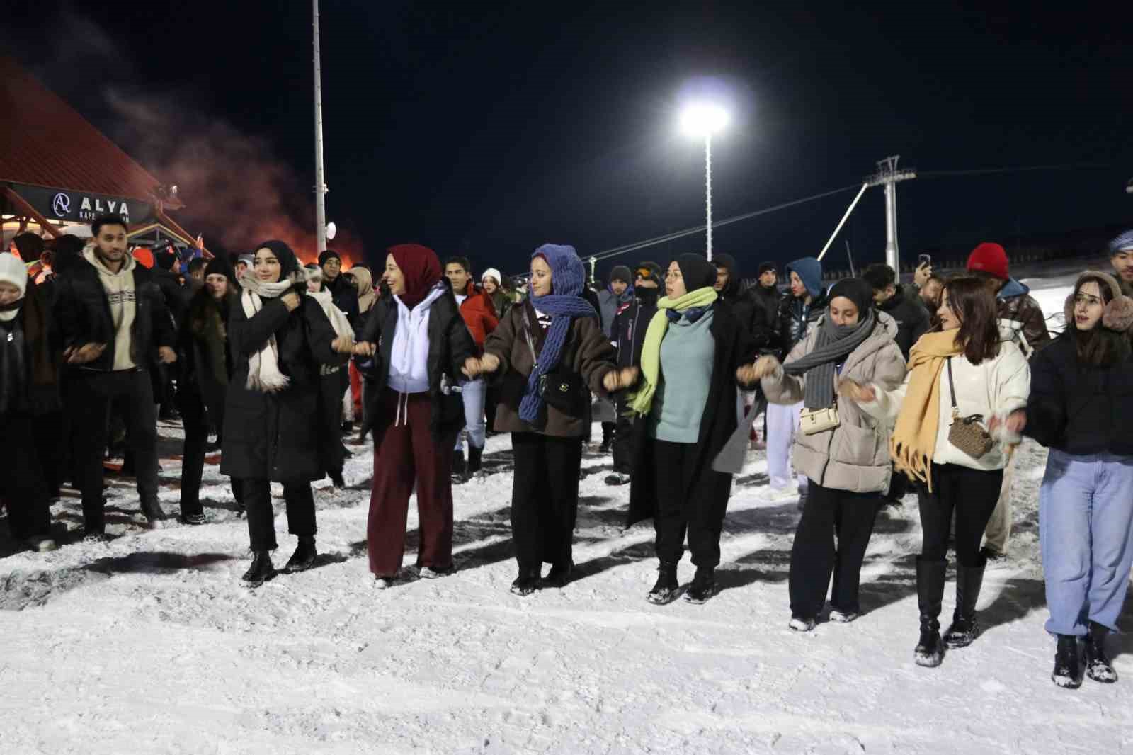 Sivas Yıldız Dağı’nda kayak sezonu halaylarla başladı 9 sivas yildiz daginda kayak sezonu halaylarla basladi 5