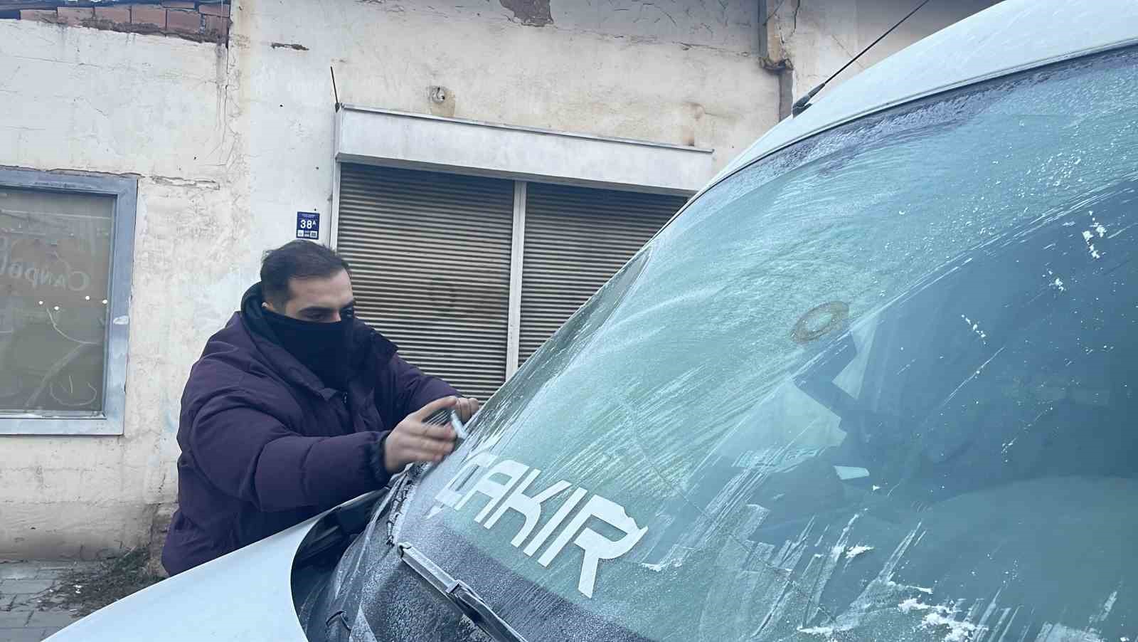 sivas yine sasirtmadi buz kesen kentte cam kazima mesaisi basladi 0 4AkglttR