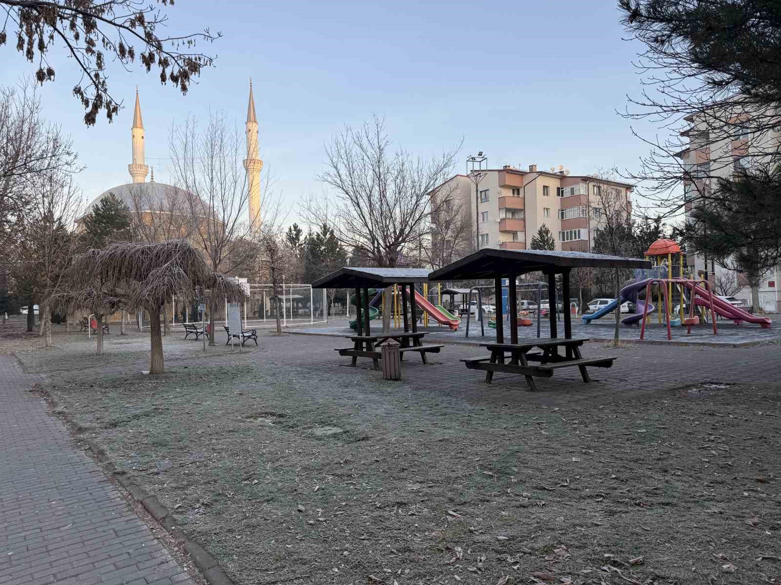 sivas yine sasirtmadi buz kesen kentte cam kazima mesaisi basladi 3 hMUlT8py