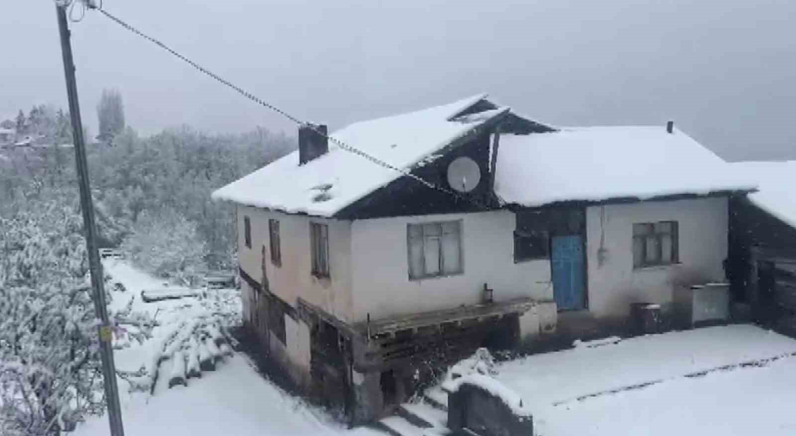 Sivas’ın yüksek kesimlerinde kar yağışı etkili oldu 6 sivasin yuksek kesimlerinde kar yagisi etkili oldu 2 mU2SmGy3