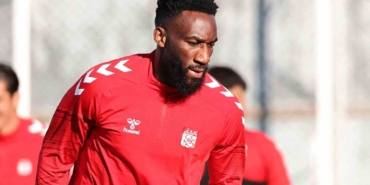 sivasspor-aaron-appindangoyenin-sozlesmesini-yeniledi-R1L8O3Kc.jpg