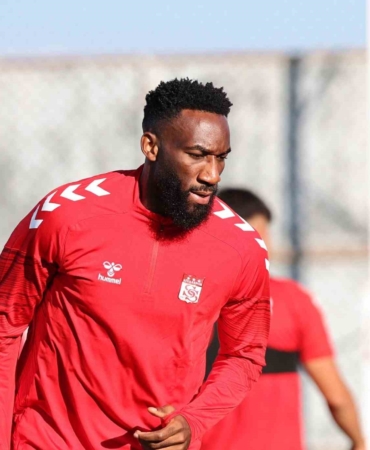 sivasspor-aaron-appindangoyenin-sozlesmesini-yeniledi-R1L8O3Kc.jpg