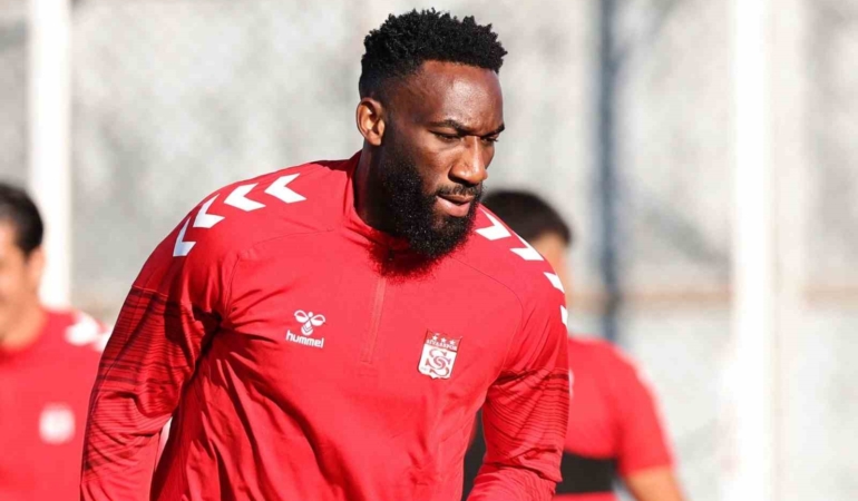 sivasspor-aaron-appindangoyenin-sozlesmesini-yeniledi-R1L8O3Kc.jpg