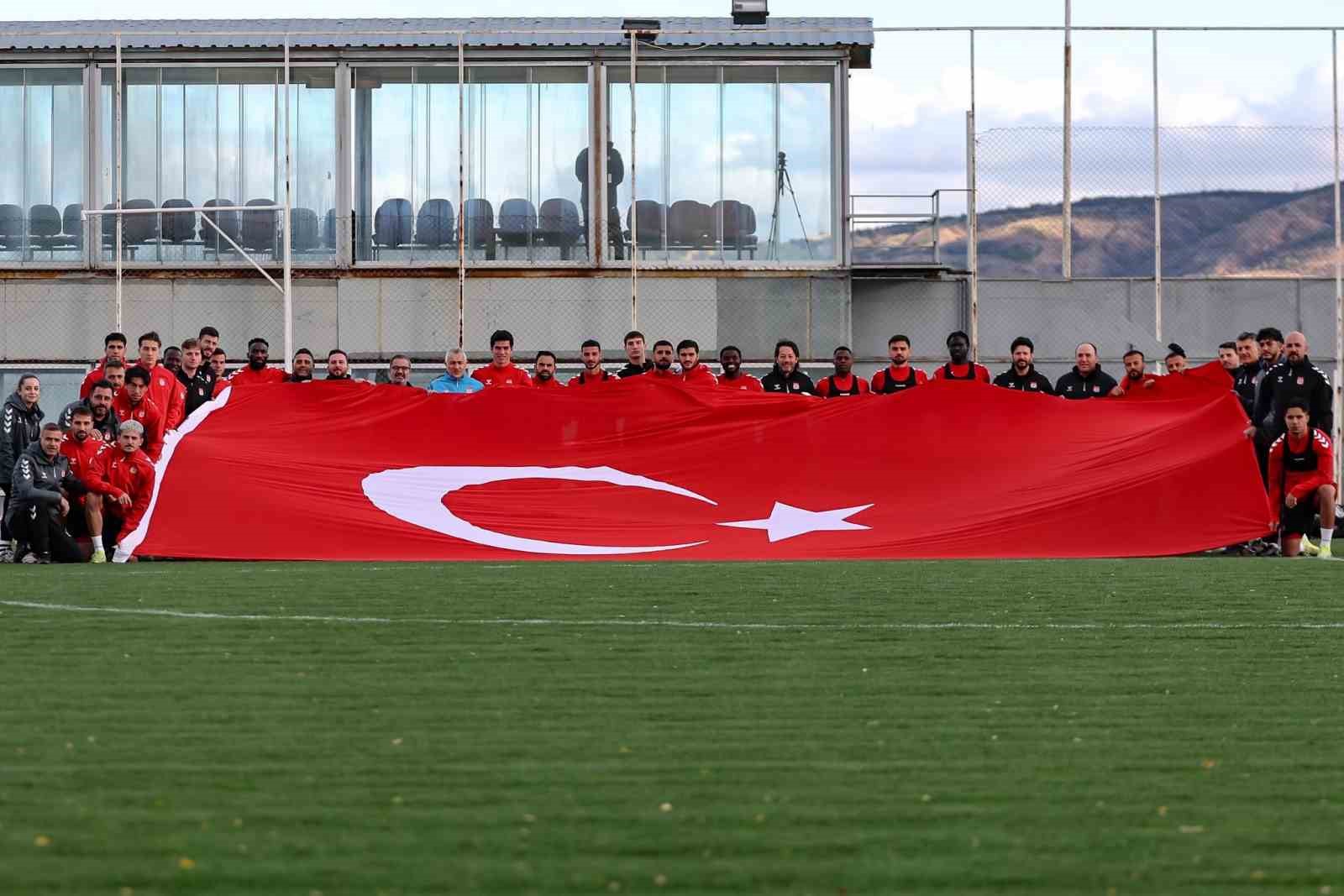 sivasspor antrenmanda dev turk bayragi acti 0 vcgn9Cya