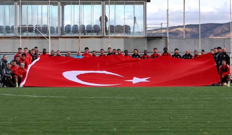 sivasspor-antrenmanda-dev-turk-bayragi-acti-d2jA4kfa.jpg