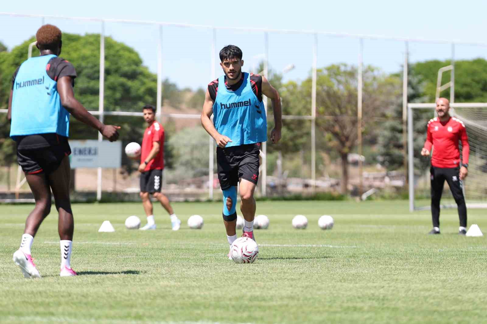 Sivasspor günü çift idmanla tamamladı 4 sivasspor gunu cift idmanla tamamladi 0