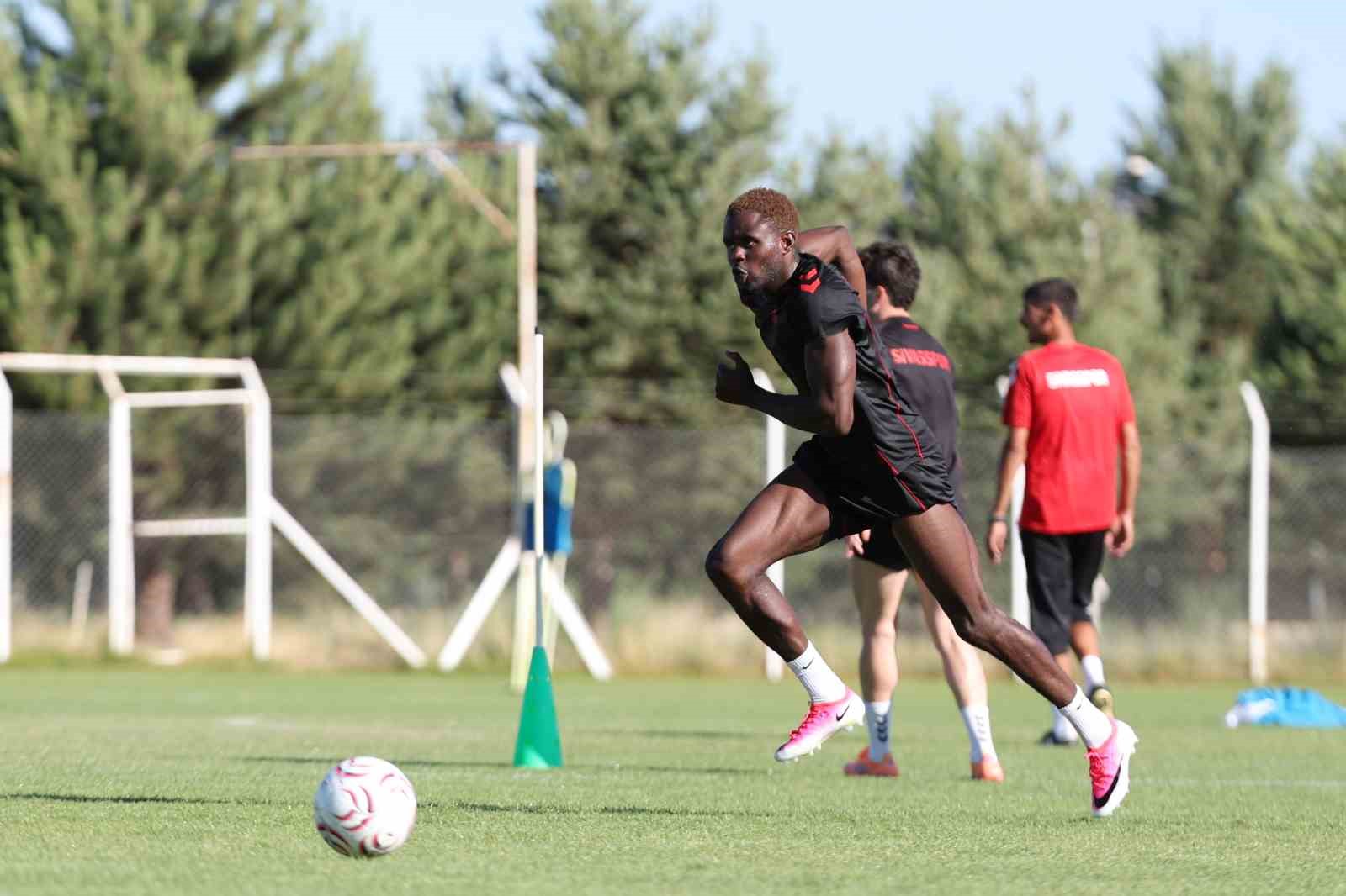 Sivasspor günü çift idmanla tamamladı 5 sivasspor gunu cift idmanla tamamladi 1 TEjJabyh